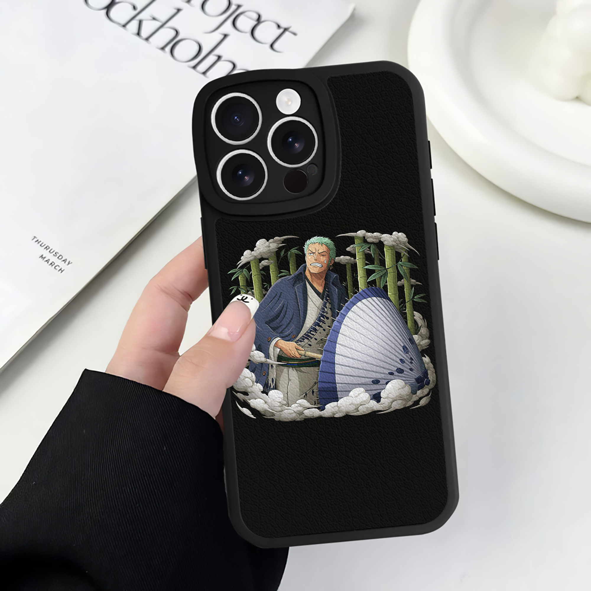 （画像用） ワンピース ロロノア・ゾロ ONE PIECE Roronoa Zoro 【iPhone 16シリーズ対応】シリコンスマホケース（レザー調） 材質：シリコン